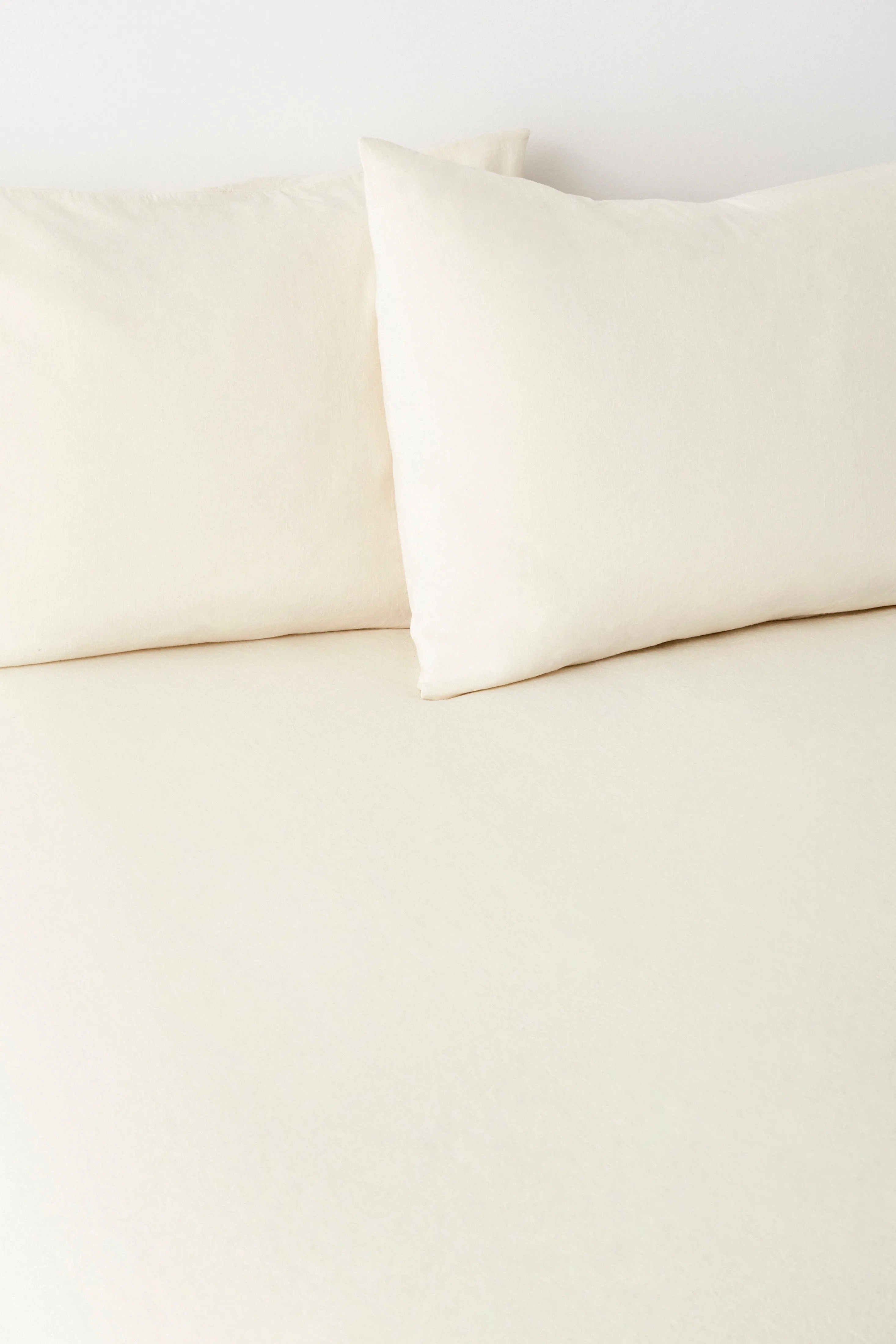 Linen Fitted Sheet and Pillow Set in Natural